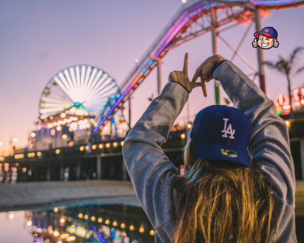 Cap Buddy: Frau mit Cap vor Freizeitpark Banner